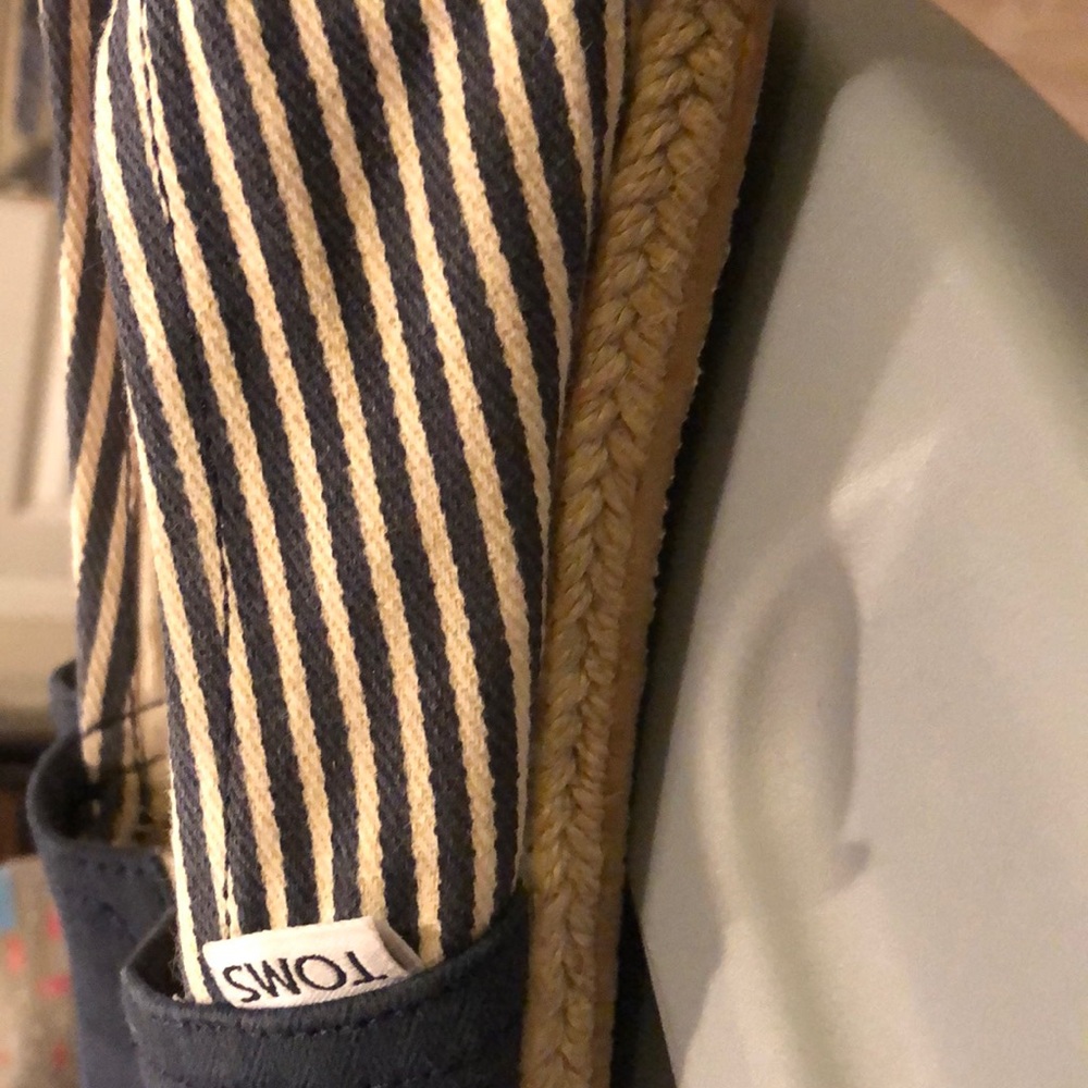 Toms - Picture 3 of 3